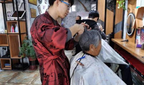 开个理发店需要多少钱（广东小伙开理发店）