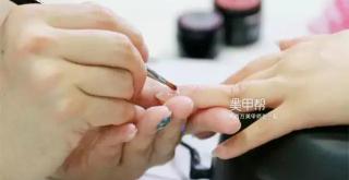 美甲店卸甲一般多少钱（为什么做完美甲一个月后）