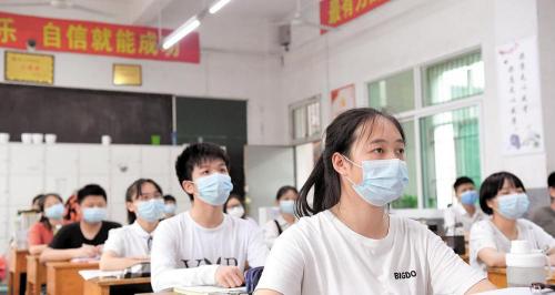 高三复读多少钱一年（考生高考339分想复读）