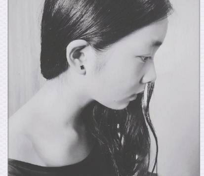 打耳洞多少钱一对（黄多多发照片秀自己侧脸）