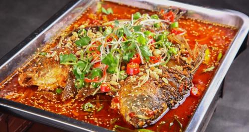 开烤鱼店要多少钱（万州小伙开烤鱼店）