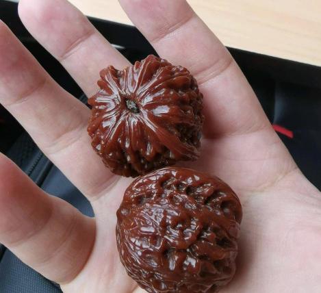 把玩核桃多少钱（5块钱2对的文玩核桃能要么）
