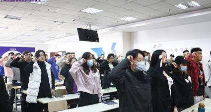 找健身教练一般多少钱（女健身教练培训多少钱呢）