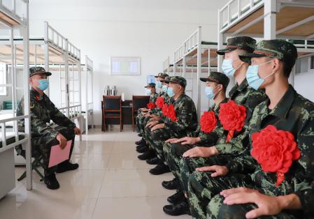 部队两年退伍给多少钱（大学生服兵役两年后）