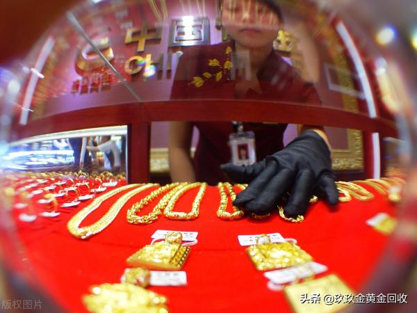 18k白金多少钱一克2017（金店黄金价格下跌）