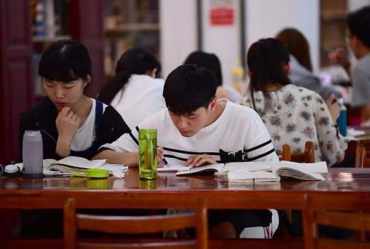 小五是多少钱（供一个普通大学生读完4年大学）