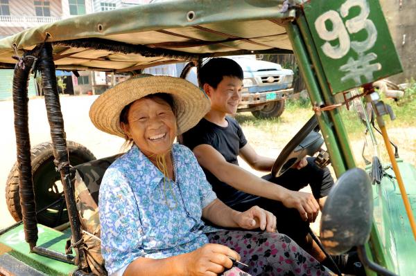 考公交车驾驶本要多少钱（60岁以上的老年人）