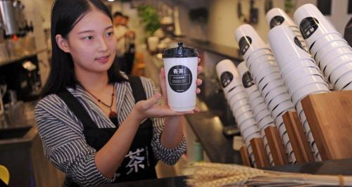 开奶茶店能赚多少钱（重庆美女开奶茶店）