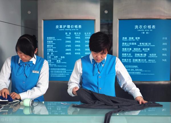 干洗店洗一件衣服多少钱（干洗店老板推出）
