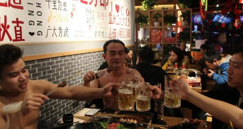 开一家自助烤肉店需要多少钱（大连男人开烧烤店）