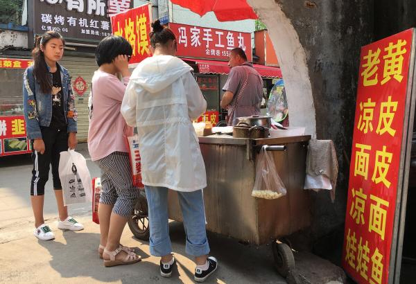 路边摆摊买小吃一个月能赚多少钱（60岁大爷摆摊卖凉皮）