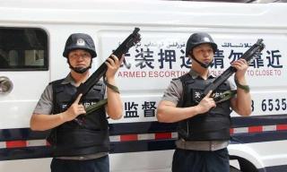 运钞车一般装多少钱（运钞员不都是警察或军人）