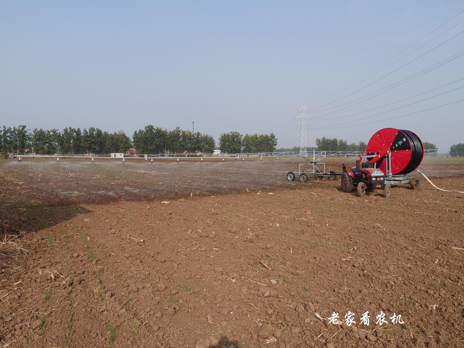 农哈哈喷灌机多少钱（种粮大户为什么用喷灌机浇地）