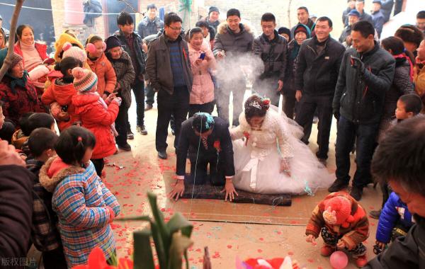 堂哥结婚送多少钱合适（堂弟结婚我随礼500被大伯母冷嘲热讽）
