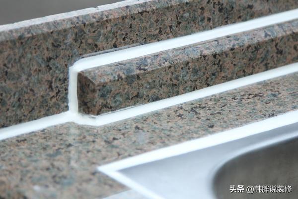 窗台石价格多少钱一米（家里的玻璃胶发黑）