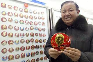 毛主席老照片值多少钱（76岁老人收藏5000多枚毛主席像章）