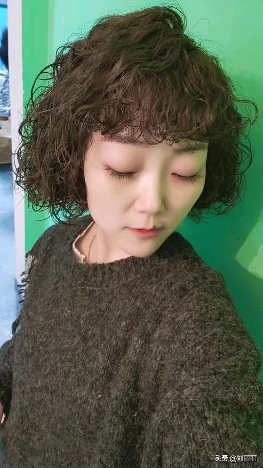 卷发一般要多少钱（春节最美发型分享）