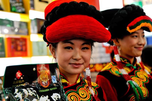 娶彝族姑娘要多少钱（凉山彝族婚俗中聘金的变迁）