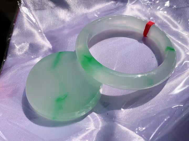 翡翠的价格（一般的翡翠价格是多少钱）