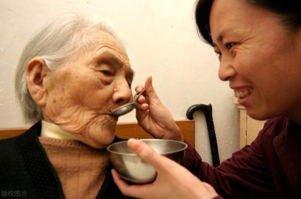做保母多少钱一个月（49岁女人）