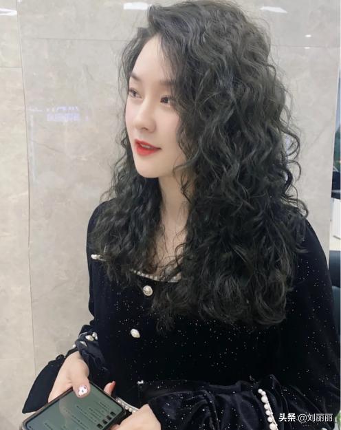 剪法式刘海多少钱（今年年底发型怎么剪）