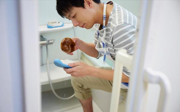 做保母多少钱一个月（44岁大叔哭诉）