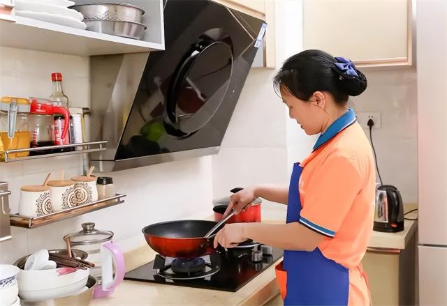 年輕保姆一個月多少錢（90后精英海歸美女在北京豪宅當住家保姆）