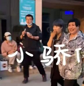 安迪同款手镯多少钱（郭德纲老婆助阵封箱演出）