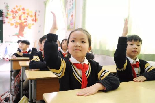 校服订做多少钱一套（上海一学校出现）