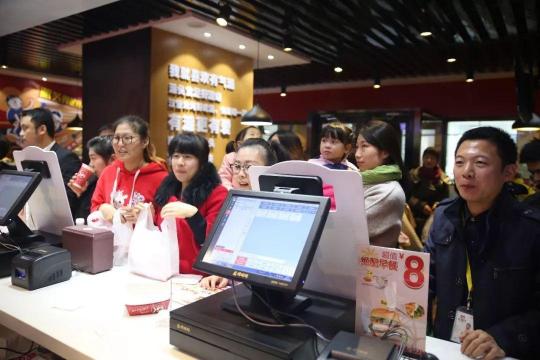 开个汉堡店需要多少钱（河南老板开汉堡店）