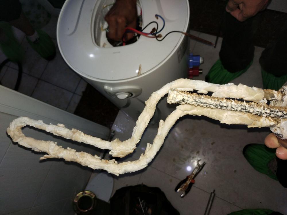 电热水器清洗一次多少钱（热水器清理水垢并不复杂）