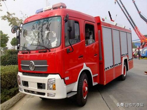 6吨洒水车多少钱（四驱森林洒水消防两用车供水消防车）