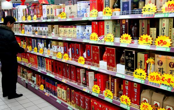 五粮液一帆风顺价格52度价格（国内名酒都推出伪高端酒）