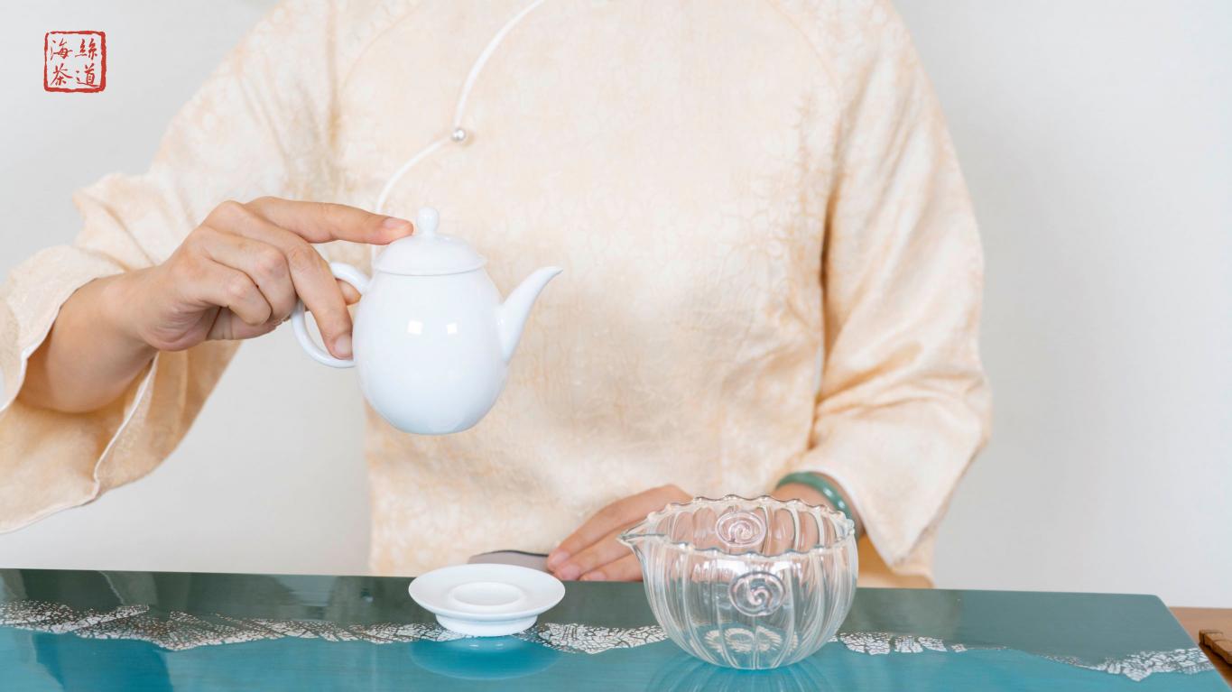 白茶的价格是多少钱一斤（奶白茶一斤4000元）