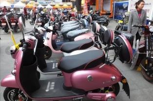 电动四轮电瓶价格（一辆废旧电动车淘汰）