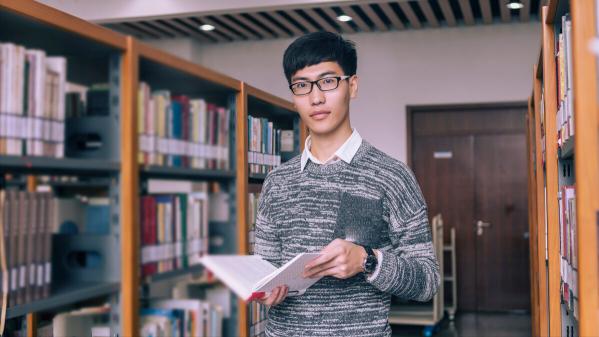 住家保姆的價格（25歲農村大學生在城里做住家保姆月入一萬）