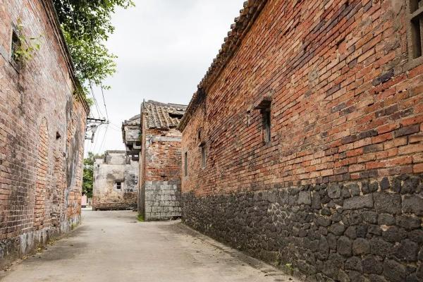 烧结砖价格表（132万建监狱风红砖毛坯房）