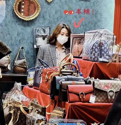 杜康酒42度价格大全（网友偶遇殷桃逛街）