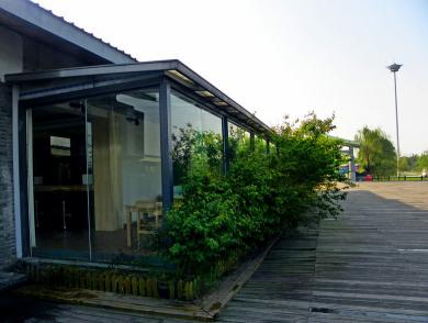 阳光板雨棚价格（家用的雨棚材料那么多为什么卖的最好的是阳光板的）