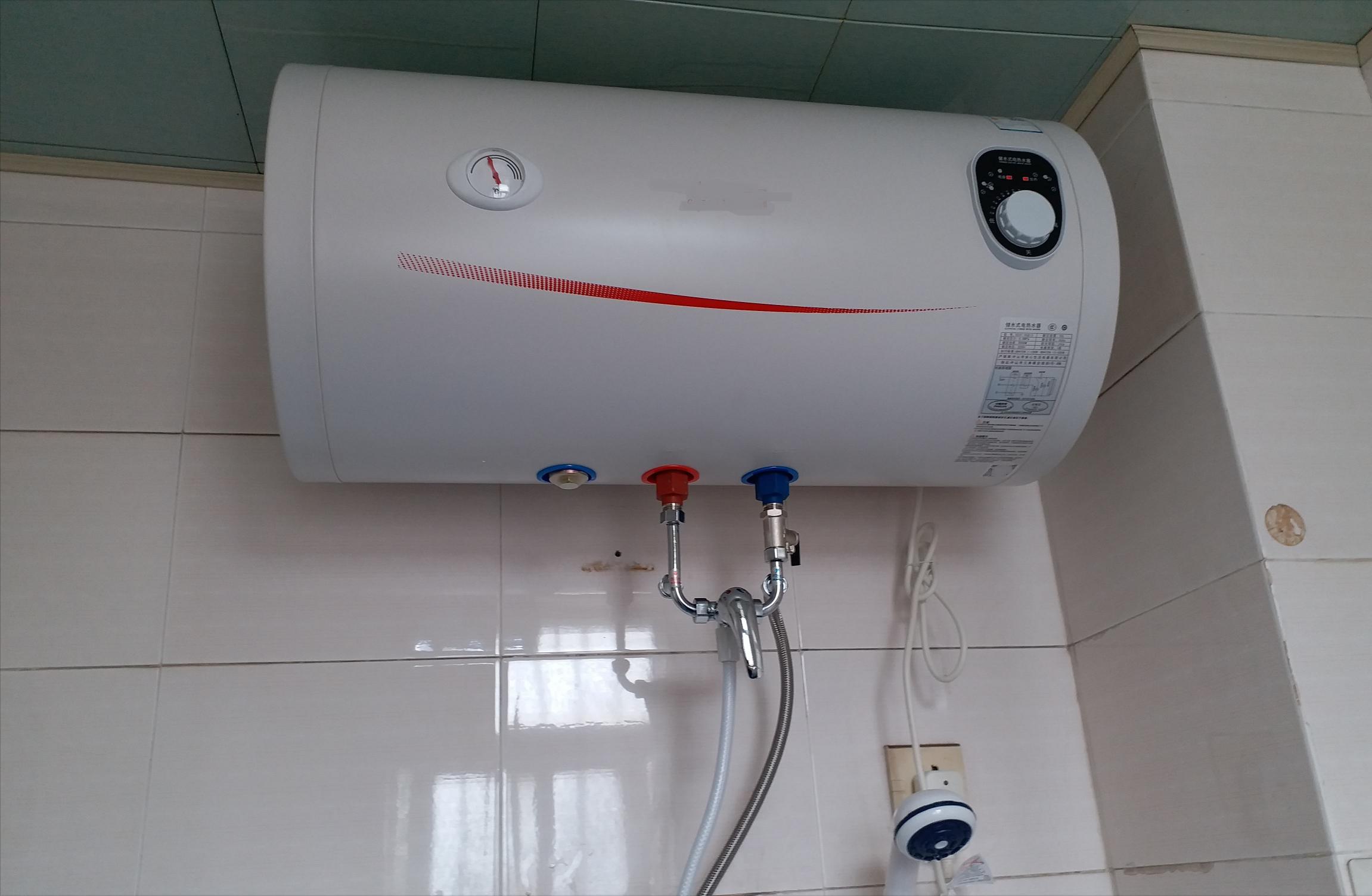 小型熱水器價格及圖片（電熱水器出水量小是怎么回事）