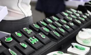 金枝玉叶翡翠价格表（中缅边境姐告市场的翡翠挂件价格动态）