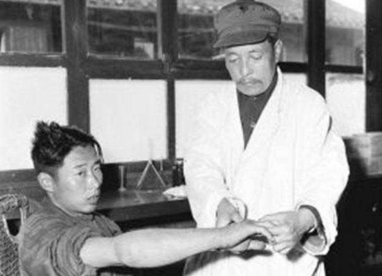 泰国眼镜王蛇膏价格（一代蛇毒大王大字不识一个）