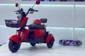 封闭三轮车价格（2款适合接娃的电动三轮车）