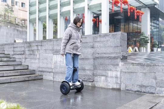 扭扭车的图片和价格（千元出头的平衡车）