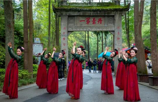 禾文阿思女裝價格（五一來彭州樂享生活）