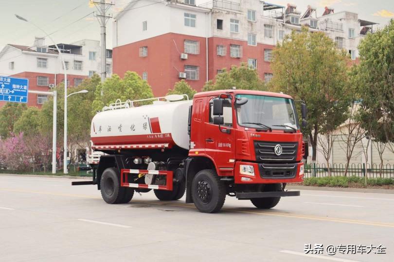 10吨洒水车价格（10方东风四驱洒水车矿山森林洒水首选）