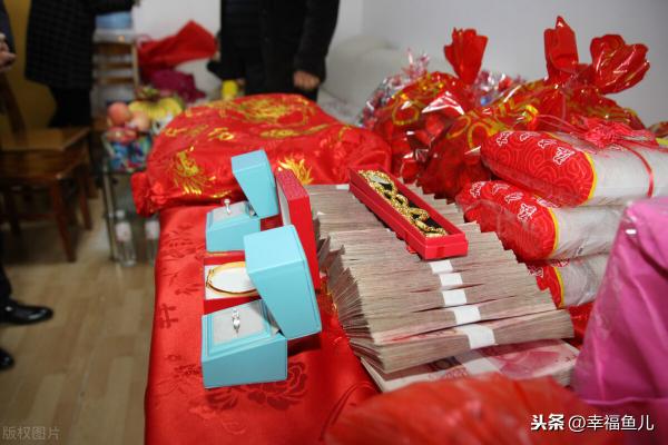 定婚男方给女方多少钱（彩礼什么时候给女方家）