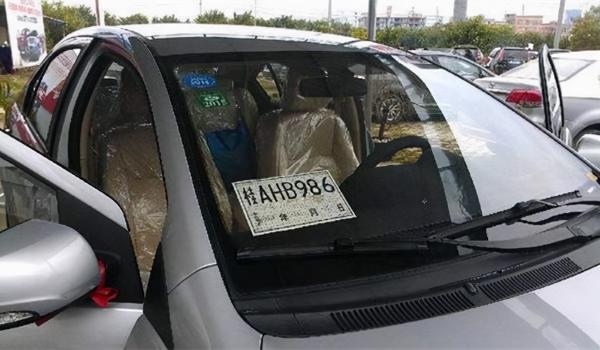 临时牌多少钱（新车挂临时牌却被扣12分罚200）