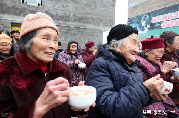 农村户口60岁以上每月领多少钱（2022年农村老人80岁补助政策有哪些）