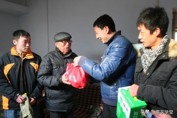 农村户口60岁以上每月领多少钱（2022年60岁党员每月补贴多少）